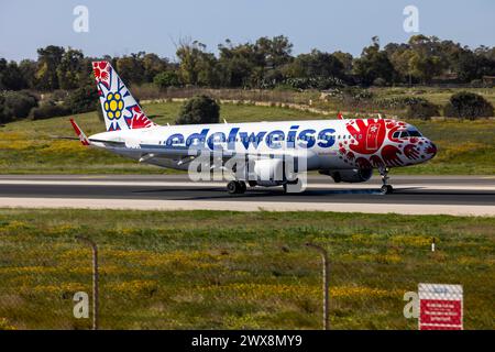 Edelweiss Air Airbus A320-214 (REG: HB-JLT) nei colori speciali per l'organizzazione Help Alliance, fondata dalla Lufthansa. Foto Stock