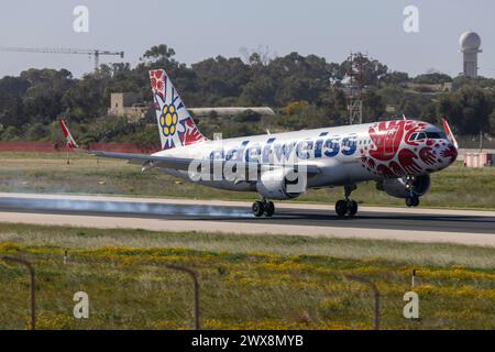 Edelweiss Air Airbus A320-214 (REG: HB-JLT) nei colori speciali per l'organizzazione Help Alliance, fondata dalla Lufthansa. Foto Stock