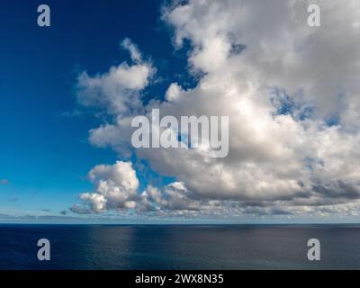 Vista del mare con una splendida formazione nuvolosa dall'Hote Estralagem a Ponta do Sol, Madeirea. Foto Stock