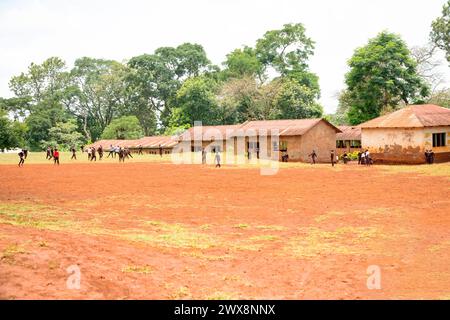 Arusha, Tanzania, Africa. 1 febbraio 2022.vita nel villaggio africano. Concetto di viaggio africano.scena . Bambini africani che giocano a calcio vicino a scuola Foto Stock