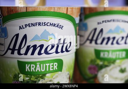 Viersen, Germania - 9 marzo. 2024: Primo piano di Almette, scritta con il logo del formaggio alle erbe aromatiche Foto Stock