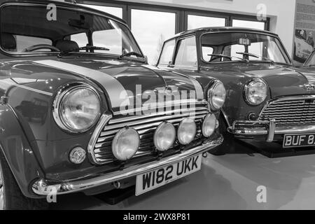 Sparkford.Somerset.Regno Unito.7 gennaio 2024.sono in mostra Una Mini Cooper Sport classica dal 2000 e una berlina Austin Super Mini Deluxe dal 1965 Foto Stock