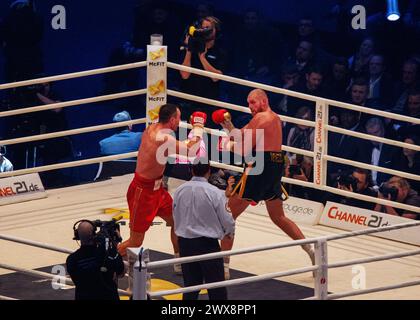 11-28-2015 Dusseldorf, GER British Boxer Tyson Fury o Klitschko in attacco o difesa nel mezzo del combattimento Foto Stock