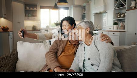 Selfie, soggiorno e donna con genitori anziani che si uniscono su un divano per rilassarsi a casa. Felice, sorriso e donna che scatta una foto Foto Stock