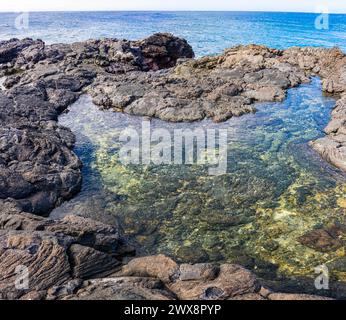 Piscine di marea sulla costa vulcanica, Kohanaiki Beach Park, Hawaii, Stati Uniti Foto Stock