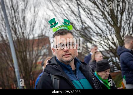 L'uomo indossa un Bonce bopper per il giorno di San Patrizio nella parata Warrington del 2024 St Patrick's Day Foto Stock