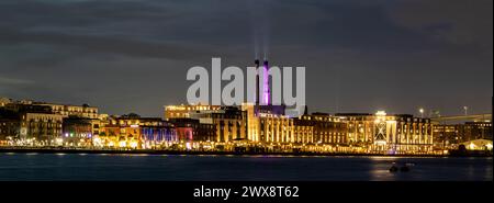 Lo skyline di Savannah di notte attraverso il fiume Savannah, Savannah, Georgia, Stati Uniti Foto Stock