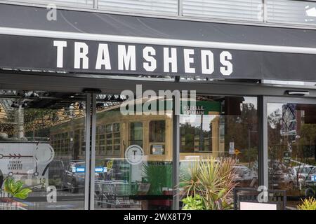 Il tram di Sydney ospita ristoranti e caffetterie nel Forest Lodge vicino a Glebe, conversione dell'ex deposito tram di Rozelle, ora zona commerciale, Sydney, Australia Foto Stock