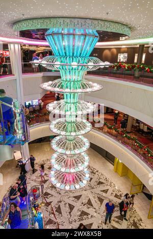 Miami Florida, PortMiami Porto di Miami, a bordo interno, nave della Norwegian Joy Cruise Line, 7 giorni ai Caraibi, atrio gigante del lampadario Kalmar, uomo uomo uomo, ma Foto Stock