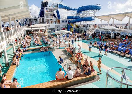 Miami Florida, PortMiami Porto di Miami, a bordo interno, nave Norwegian Joy Cruise Line, 7 giorni ai Caraibi, piscina, parco acquatico, solarium, lounge Foto Stock