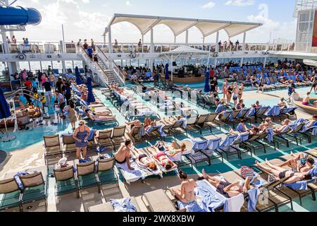 Miami Florida, PortMiami Porto di Miami, a bordo interno, nave Norwegian Joy Cruise Line, 7 giorni ai Caraibi, piscina, parco acquatico, solarium, lounge Foto Stock