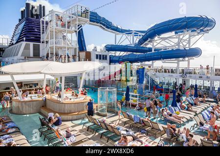 Miami Florida, PortMiami Porto di Miami, a bordo interno, nave Norwegian Joy Cruise Line, 7 giorni ai Caraibi, piscina, parco acquatico, solarium, lounge Foto Stock