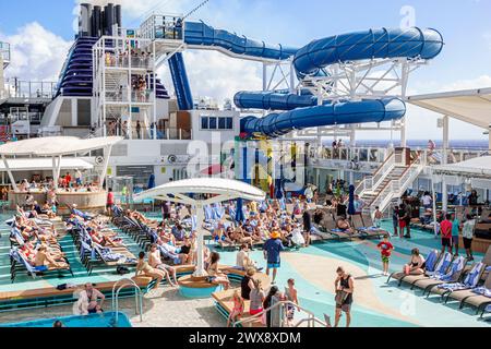 Miami Florida, PortMiami Porto di Miami, a bordo interno, nave Norwegian Joy Cruise Line, 7 giorni ai Caraibi, piscina, parco acquatico, solarium, lounge Foto Stock