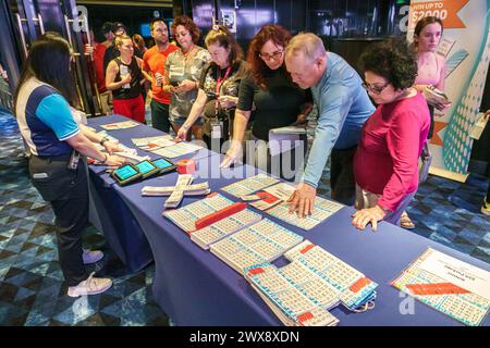 Miami Florida, PortMiami Porto di Miami, a bordo interno, nave Norwegian Joy Cruise Line, Caraibi per 7 giorni, carte da gioco del bingo nell'atrio, uomo uomo uomo uomo uomo, donna Foto Stock