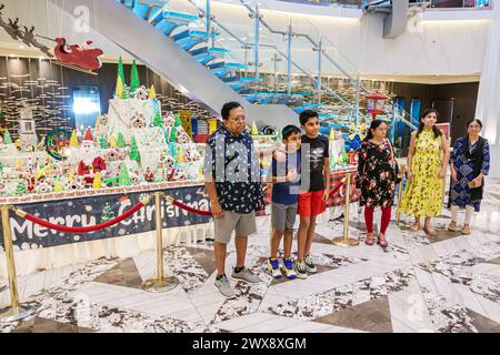 Miami Florida, PortMiami Porto di Miami, a bordo interno, nave Norwegian Joy Cruise Line, 7 giorni ai Caraibi, atrio, mostra a tema natalizio, via illuminata Foto Stock