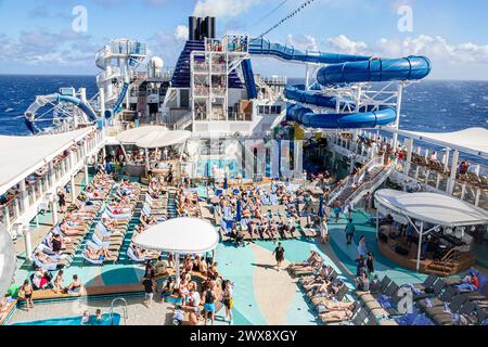 Miami Florida, PortMiami Porto di Miami, a bordo interno, nave Norwegian Joy Cruise Line, 7 giorni di Mar dei Caraibi, piscina, parco acquatico, solarium Foto Stock