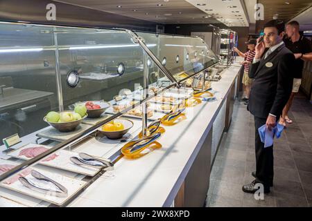 Miami Florida, PortMiami Porto di Miami, a bordo interno, nave della Norwegian Joy Cruise Line, 7 giorni ai Caraibi, linea a buffet per l'osservazione della lounge, self-service Foto Stock