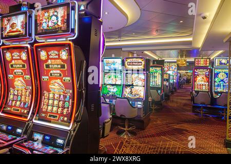 Miami Florida, PortMiami Porto di Miami, a bordo interno, nave Norwegian Joy Cruise Line, Caraibi per 7 giorni, slot machine casinò vuote, visita Foto Stock