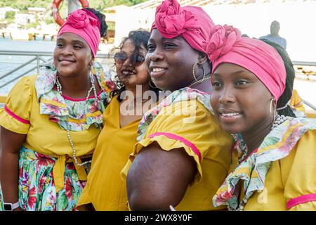 Port Roatan Honduras, isole della baia di Coxen Hole, nave da crociera Norwegian Joy Cruise Line, itinerario di 7 giorni del Mar dei Caraibi, danzatori Garifuna Punta musicisti, preparazione di un Foto Stock