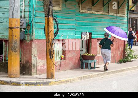 Port Roatan Honduras, Coxen Hole, Bay Islands, Main Street, donna anziana donna donna donna, adulti, residenti, pedoni, passeggiate Foto Stock