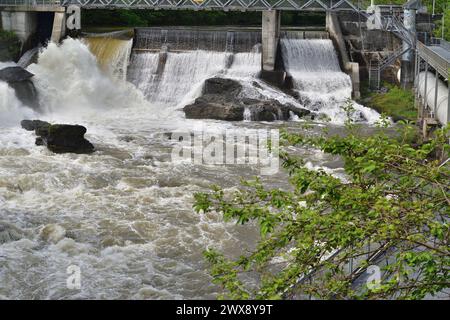 Magog fiume Sherbrooke diga della centrale idroelettrica di Abenakis. L'acqua scorre lungo il fiume nella stagione primaverile. Foto Stock