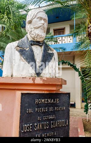 Port Roatan Honduras, Coxen Hole, Bay Islands, Main Street, Parque Central Park, statua del busto commemorativa del generale Jose Santos Guardiola, targa di lingua spagnola Foto Stock