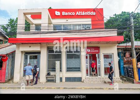 Port Roatan Honduras, Coxen Hole, Bay Islands, Main Street, Banco Atlantida Bank, ingresso esterno, guardia di sicurezza clienti che mi usa Foto Stock