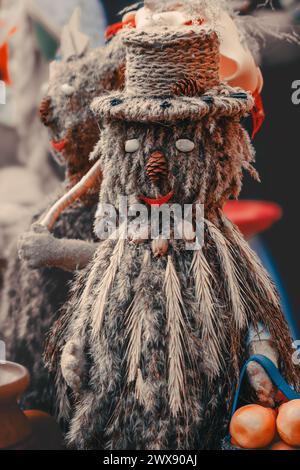 Giocattolo uomo della foresta in un cappello di paglia Foto Stock