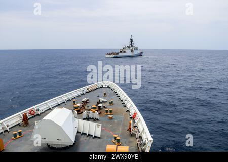 I taglienti della Guardia Costiera Hamilton (WMSL 753) e Munro (WMSL 755) conducono addestramento in mare nell'Oceano Pacifico, 12 marzo 2024. Hamilton e Munro si scambiarono delle motoslitte e salparono in formazione durante questa evoluzione. (Foto della Guardia Costiera degli Stati Uniti di Ray Corniel) Foto Stock