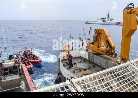 Gli equipaggi delle taglierine della Guardia Costiera Hamilton (WMSL 753) e Munro (WMSL 755) scambiano motoscafi nell'Oceano Pacifico, 12 marzo 2024. Hamilton e Munro sono taglienti di sicurezza nazionale. (Foto della Guardia Costiera degli Stati Uniti di Ray Corniel) Foto Stock