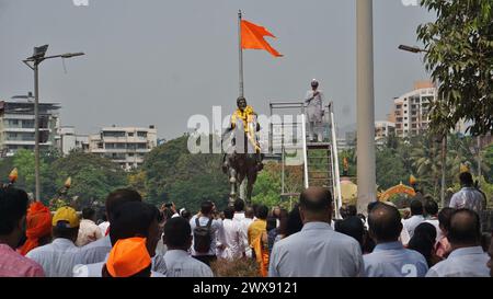 India. 28 marzo 2024. THANE, INDIA - MARZO 28: Shiv Sainiks ( UBT) rende omaggio alla statua di Chhatrapati Shivaji Maharaj presso il lago Masunda in occasione di Shiv Jayanti come per Tithi il 28 marzo 2024 a Thane, India. (Foto di Praful Gangurde/Hindustan Times/Sipa USA) credito: SIPA USA/Alamy Live News Foto Stock