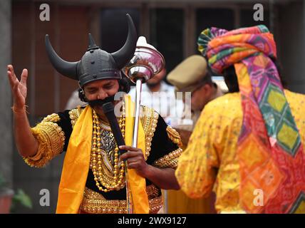 Noida, India. 28 marzo 2024. NOIDA, INDIA - MARZO 28: Artisti vestiti da Dio indù della morte Yamraj, visto durante un programma di sensibilizzazione sul traffico all'ufficio traffico DCP nel settore 14A il 28 marzo 2024 a Noida, India. (Foto di Sunil Ghosh/Hindustan Times/Sipa USA) credito: SIPA USA/Alamy Live News Foto Stock