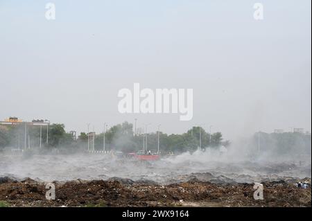 Noida, India. 28 marzo 2024. NOIDA, INDIA - MARZO 28: Il quarto giorno i vigili del fuoco tentano di spegnere un incendio nel deposito di rifiuti di orticoltura nel settore 32 il 28 marzo 2024 a Noida, India. L'incendio è iniziato intorno alle 18:00 di lunedì e ha inglobato un'area larga circa 1,5 km e lunga 2 km nel settore 32, ha detto il capo dei vigili del fuoco di GB Nagar. Tutti i rifiuti di orticoltura provenienti da tutta Noida vengono scaricati in quel terreno per essere convertiti in compost. (Foto di Sunil Ghosh/Hindustan Times/Sipa USA) credito: SIPA USA/Alamy Live News Foto Stock