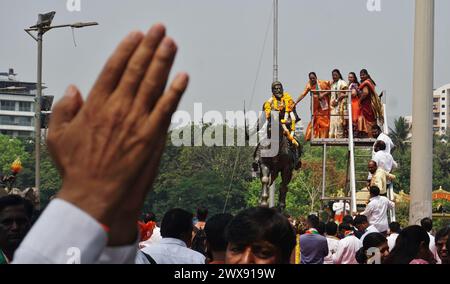 India. 28 marzo 2024. THANE, INDIA - MARZO 28: Shiv Sainiks ( UBT) rende omaggio alla statua di Chhatrapati Shivaji Maharaj presso il lago Masunda in occasione di Shiv Jayanti come per Tithi il 28 marzo 2024 a Thane, India. (Foto di Praful Gangurde/Hindustan Times/Sipa USA) credito: SIPA USA/Alamy Live News Foto Stock