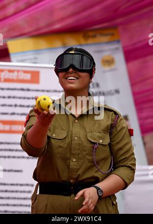 Noida, India. 28 marzo 2024. NOIDA, INDIA - MARZO 28: La polizia stradale di Noida ha condotto un programma di sensibilizzazione sulle regole del traffico presso l'Ufficio del traffico DCP nel settore 14A il 28 marzo 2024 a Noida, India. (Foto di Sunil Ghosh/Hindustan Times/Sipa USA) credito: SIPA USA/Alamy Live News Foto Stock