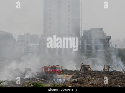 Noida, India. 28 marzo 2024. NOIDA, INDIA - MARZO 28: Il quarto giorno i vigili del fuoco tentano di spegnere un incendio nel deposito di rifiuti di orticoltura nel settore 32 il 28 marzo 2024 a Noida, India. L'incendio è iniziato intorno alle 18:00 di lunedì e ha inglobato un'area larga circa 1,5 km e lunga 2 km nel settore 32, ha detto il capo dei vigili del fuoco di GB Nagar. Tutti i rifiuti di orticoltura provenienti da tutta Noida vengono scaricati in quel terreno per essere convertiti in compost. (Foto di Sunil Ghosh/Hindustan Times/Sipa USA) credito: SIPA USA/Alamy Live News Foto Stock