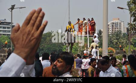 India. 28 marzo 2024. THANE, INDIA - MARZO 28: Shiv Sainiks ( UBT) rende omaggio alla statua di Chhatrapati Shivaji Maharaj presso il lago Masunda in occasione di Shiv Jayanti come per Tithi il 28 marzo 2024 a Thane, India. (Foto di Praful Gangurde/Hindustan Times/Sipa USA) credito: SIPA USA/Alamy Live News Foto Stock