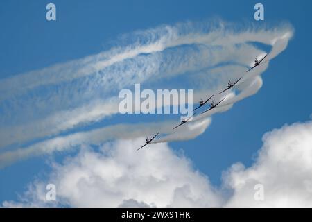 La squadra aerobatica Jupiter dell'aeronautica indonesiana di velivoli da attacco leggero KT-1B esegue dimostrazioni aeree al Singapore Airshow 2024 presso la base aerea Changi East, Repubblica di Singapore, 20 febbraio 2024. Singapore Airshow è la più grande fiera della difesa e fiera internazionale biennale nel Pacifico, che attrae migliaia di partecipanti da numerosi paesi. (Foto U.S. Air National Guard di Tech. Sergente Daniel più caldo) Foto Stock