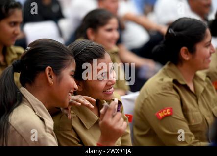 Noida, India. 28 marzo 2024. NOIDA, INDIA - MARZO 28: La polizia stradale di Noida ha condotto un programma di sensibilizzazione sulle regole del traffico presso l'Ufficio del traffico DCP nel settore 14A il 28 marzo 2024 a Noida, India. (Foto di Sunil Ghosh/Hindustan Times/Sipa USA) credito: SIPA USA/Alamy Live News Foto Stock