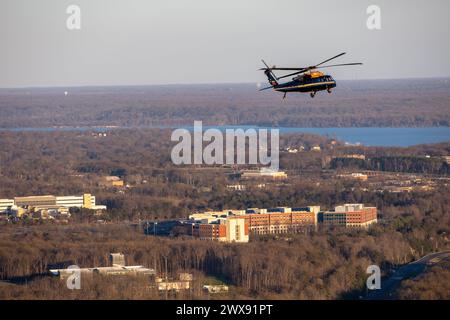 Un VH-60M Black Hawk assegnato alla Army Aviation Brigade, U.S. Army Military District of Washington, passa sopra Fort Belvoir, Virginia, durante un volo di addestramento, il 25 marzo 2024. Parte della missione della brigata include l'esecuzione del trasporto aereo prioritario per i capi dell'esercito, i funzionari del Dipartimento della difesa e i comandanti combattenti per aumentare la loro capacità di svolgere compiti ufficiali. (Foto dell'esercito degli Stati Uniti del Master Sgt. Will Reinier) Foto Stock