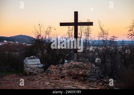 "Pace, pace, pace..." – Il posto sul Monte Podbrdo a Medjugorje dove il terzo giorno delle apparizioni la Vergine Maria parlò della pace. Foto Stock