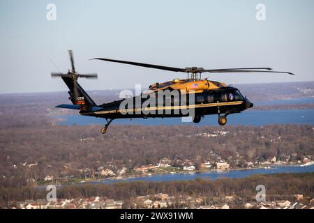 Un VH-60M Black Hawk assegnato alla Army Aviation Brigade, U.S. Army Military District of Washington, passa sopra Fort Belvoir, Virginia, durante un volo di addestramento, il 25 marzo 2024. Parte della missione della brigata include l'esecuzione del trasporto aereo prioritario per i capi dell'esercito, i funzionari del Dipartimento della difesa e i comandanti combattenti per aumentare la loro capacità di svolgere compiti ufficiali. (Foto dell'esercito degli Stati Uniti del Master Sgt. Will Reinier) Foto Stock