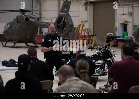 Marietta, Georgia, Stati Uniti. 28 marzo 2024. Brian Pope, assistente comandante della divisione operazioni speciali del dipartimento di polizia della contea di Cobb, discute le ultime tendenze sulla sicurezza delle moto durante l'undicesima edizione della Georgia National Guard 'Dust Off'' presso il Clay National Guard Center, Marietta, Georgia, 28 marzo 2024. Il dipartimento di polizia della contea di Cobb ha condotto l'addestramento per fornire ai guardiani nazionali della Georgia, ai civili del Dipartimento della difesa, ai pensionati e ai familiari le migliori pratiche e i consigli di sicurezza per il funzionamento delle motociclette. (Immagine di credito: © James Braswell/U.S. Foto Stock