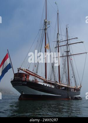 Ancon Bay, Perù. 28 marzo 2024. L'Oosterschelde, una magnifica goletta lunga 165 piedi e lunga 100 anni, ammiraglia del DARWIN200, una missione di conservazione planetaria di due anni a bordo della nave a vela che arrivò alla baia di Ancón e al porto di Callao in Perù, per la ricerca sulla conservazione e i programmi di leadership giovanile. Callao è il 12° dei 30 porti visitabili durante un viaggio di 40.000 miglia nautiche e una missione di conservazione, ripercorrendo il famoso viaggio del giovane Charles Darwin sulla HMS Beagle 200 anni fa Credit: Fotoholica Press Agency/Alamy Live News Foto Stock