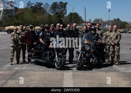 28 marzo 2024, Marietta, Georgia, Stati Uniti: Georgia National Guardsmen, Cobb County Police Department Officers, Department of Defense civilians, pensionati e familiari posano per una foto durante l'undicesima edizione della Georgia National Guard 'Dust Off' al Clay National Guard Center, Marietta, Georgia, 28 marzo 2024. Il dipartimento di polizia della contea di Cobb ha condotto l'addestramento per fornire ai guardiani nazionali della Georgia, ai civili del Dipartimento della difesa, ai pensionati e ai familiari le migliori pratiche e i consigli di sicurezza per il funzionamento delle motociclette. (Immagine di credito: © James Braswell/U.S. Foto Stock