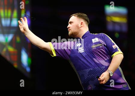 SSE Arena, Belfast, Irlanda del Nord. 28 marzo 2024. 2024 PDC Premier League Darts Belfast Night 9; Luke Littler all'oche in finale contro Nathan Aspinall Credit: Action Plus Sports/Alamy Live News Foto Stock