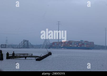 Baltimora, Stati Uniti. 28 marzo 2024. 28 marzo 2024 - Francis Scott Key Bridge, Baltimora, Maryland, Stati Uniti. Gli sforzi di ricerca per i corpi sono stati esauriti. È necessario rimuovere i detriti di calcestruzzo e acciaio per consentire ai subacquei di continuare a cercare altri resti. (Foto di Robyn Stevens Brody/Sipa USA) credito: SIPA USA/Alamy Live News Foto Stock