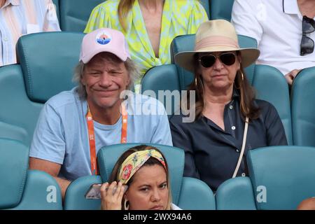 Miami Gardens, Florida, Stati Uniti. 28 marzo 2024. La rock star di fama internazionale Jon Bon Jovi viene avvistata con sua moglie Dorothea Hurley il 13° giorno del Miami Open all'Hard Rock Stadium il 28 marzo 2024 a Miami Gardens, Florida. Persone: Jon Bon Jovi, Dorothea Hurley crediti: Hoo me/Media Punch/Alamy Live News Foto Stock