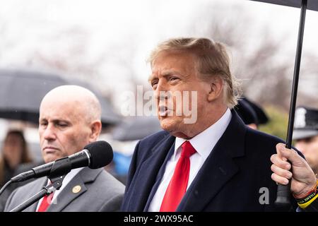 L'ex presidente Donald Trump Jr. Parla alla stampa dopo aver partecipato alla Wake for NYPD Officer Jonathan Diller alla Massapequa Funeral Home a Massapequa Park, New York, il 28 marzo 2024 Foto Stock