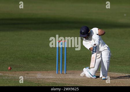 Nikhil Gorantla di Durham UCCE batté durante l'amichevole tra il Durham County Cricket Club e il Durham UCCE al Seat Unique Riverside, Chester le Street, giovedì 28 marzo 2024. (Foto: Mark Fletcher | mi News) crediti: MI News & Sport /Alamy Live News Foto Stock